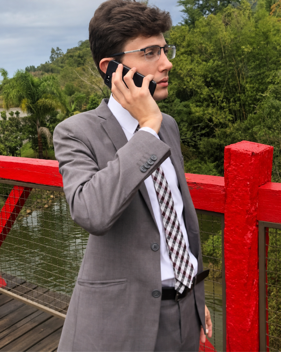 Ricardo Bortolotto Martinello em atendimento telefônico vestindo traje profissional