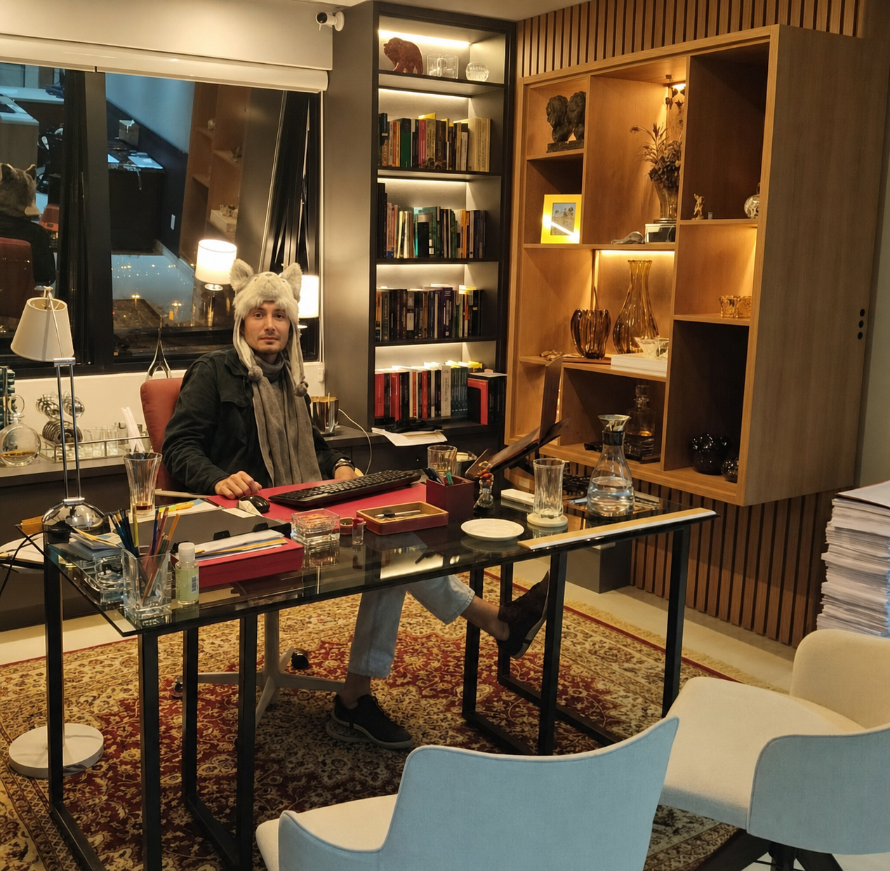 Ricardo Bortolotto Martinello em momento descontraído no escritório